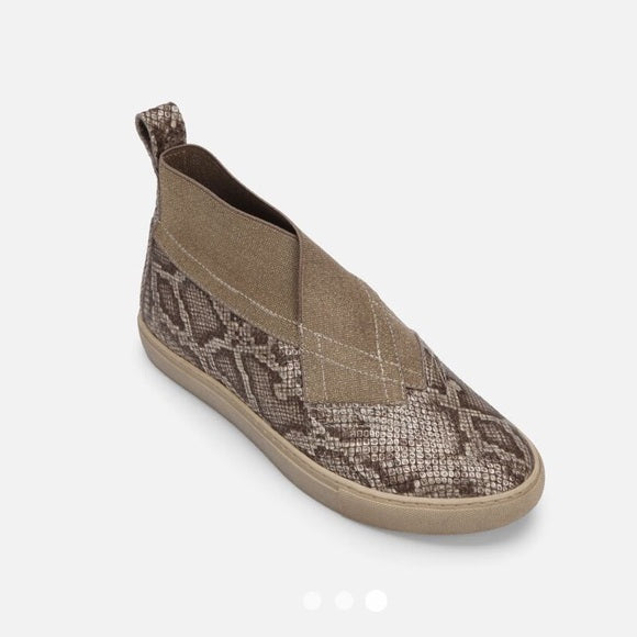Gentle Souls by Kenneth Cole Women's Rory Elastic Mid Sneakers Color Antique Gold Size 8M