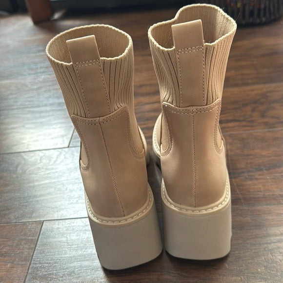 DV Dolce Vita Women's Villa Chelsea Lug Boots  Light Tan Size 6.5