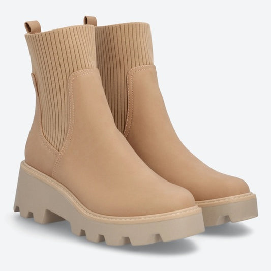 DV Dolce Vita Women's Villa Chelsea Lug Boots  Light Tan Size 6.5