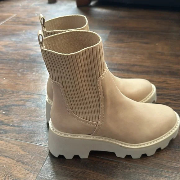 DV Dolce Vita Women's Villa Chelsea Lug Boots  Light Tan Size 6.5