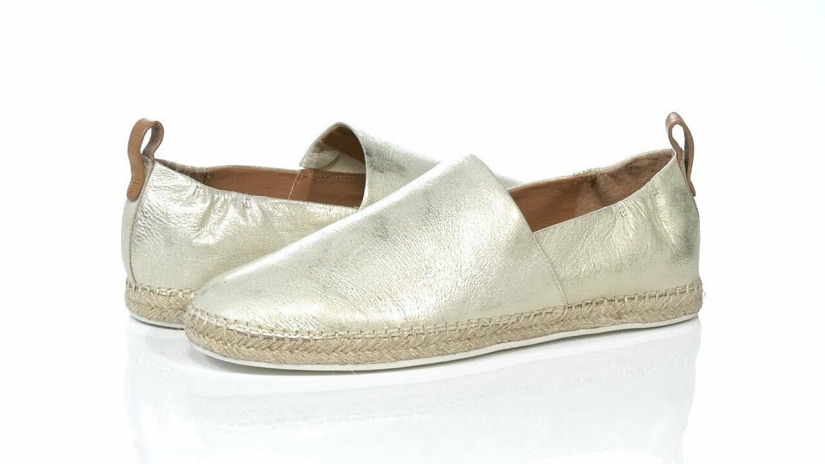 Gentle Souls by Kenneth Cole Women's Lizzy A-Line Sporty Flats  Color Ice Gold Size 9.5M