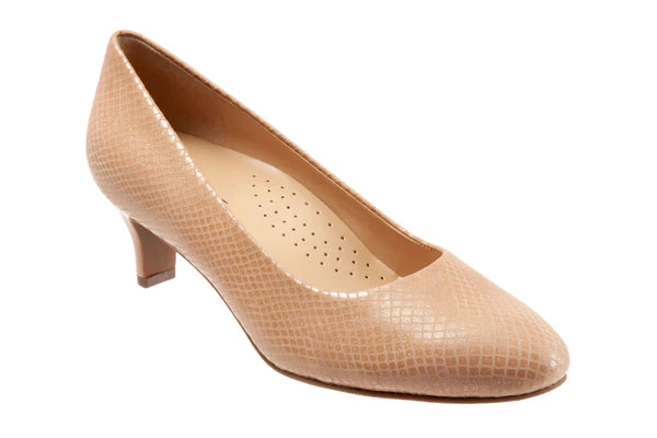 Trotters Women's Fishnet Anti-Microbial Slip On Pumps Color Nude Size 5.5M