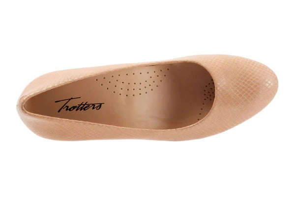 Trotters Women's Fishnet Anti-Microbial Slip On Pumps Color Nude Size 5.5M