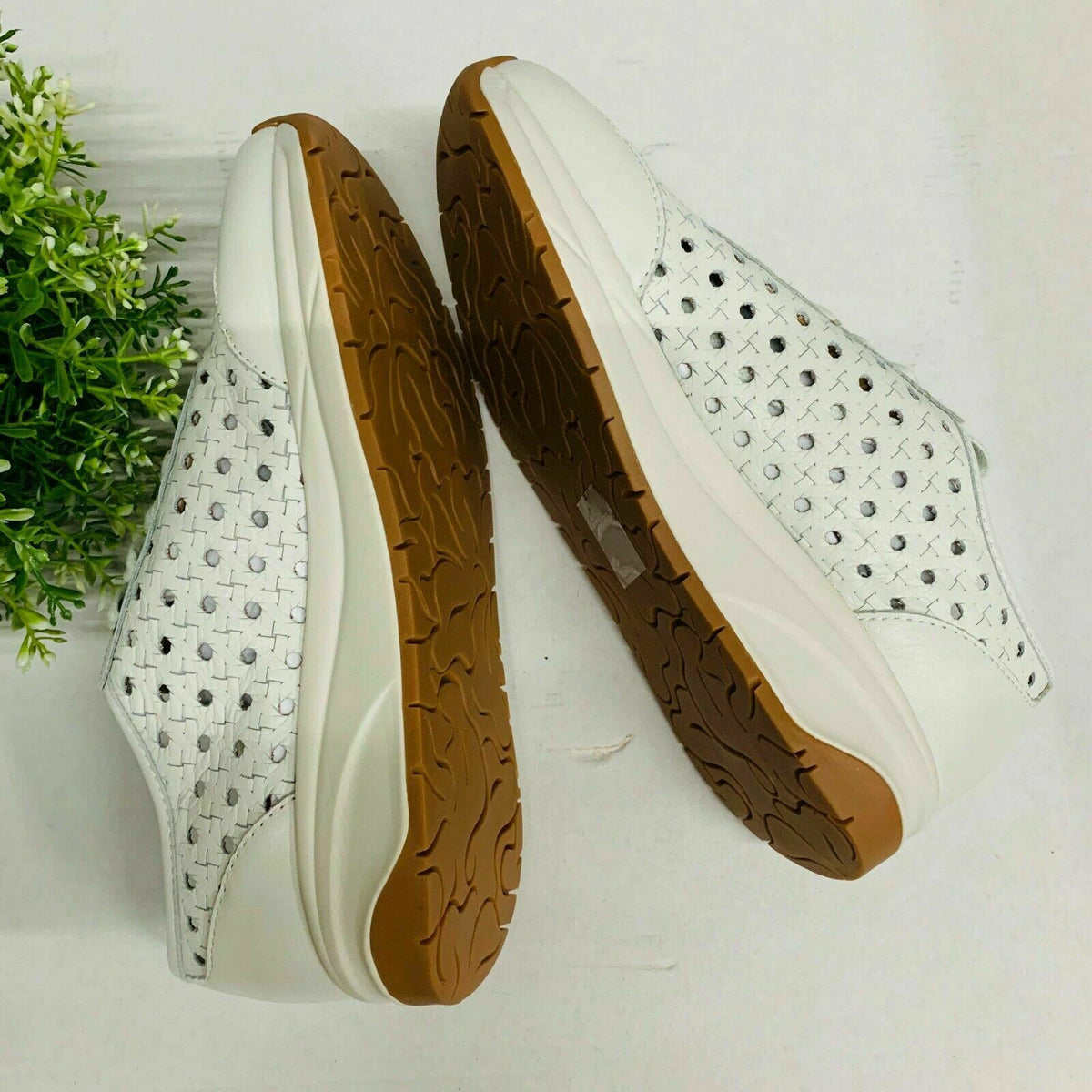 Patricia Nash Milla Sneakers Women's Shoes 051LEA-WHT White